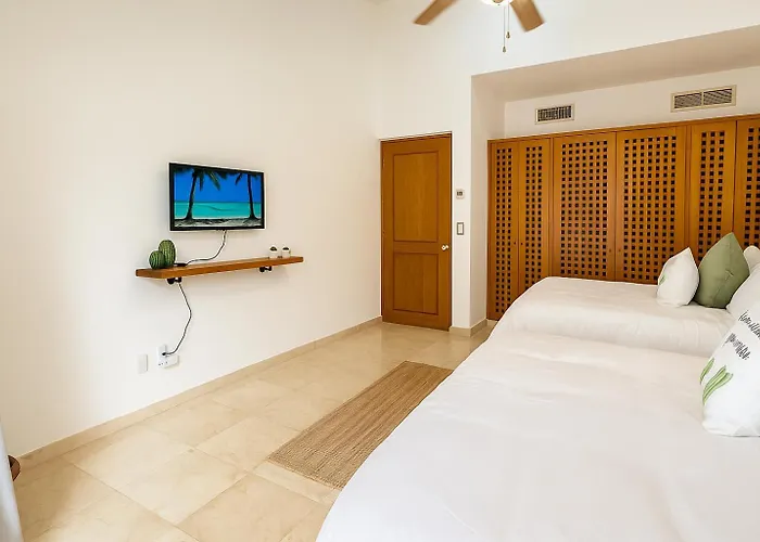 7br Private Jacuzzi & Pool Sleeps 16 Walk To Lagoon And Golf *